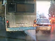 Водитель автобуса дважды врезался в автомобиль и уехал