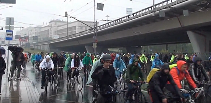 «Самые влажные 35 км»: в Москве прошел осенний велопарад