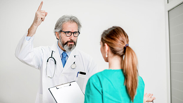 Врач отчитал сотрудницу за личную переписку: комментирует юрист