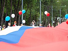Рязанцы отметили День флага шествием с 25-метровым триколором