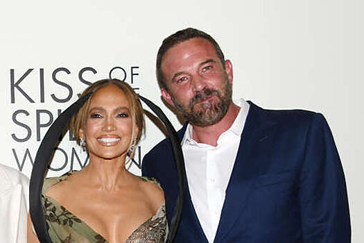 Певица Дженнифер Лопес в полупрозрачном платье снялась с Беном Аффлеком