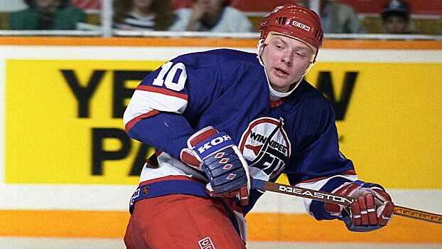 Эффектный гол русского хоккеиста Жамнова. Он уложил на лед двух канадцев, чтобы забить «Торонто»: видео из 1993-го