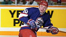 Эффектный гол русского хоккеиста Жамнова. Он уложил на лед двух канадцев, чтобы забить «Торонто»: видео из 1993-го