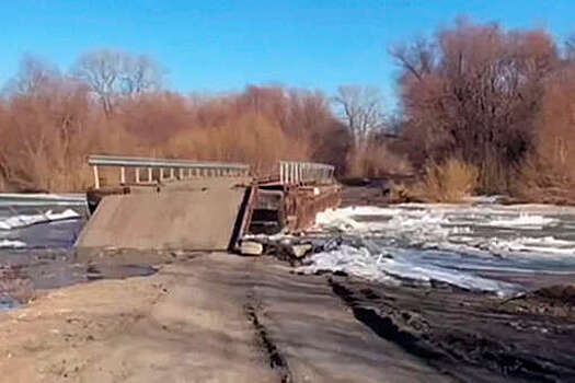 Мост уплыл после того, как его сорвало течением на реке Ишим на севере Казахстана