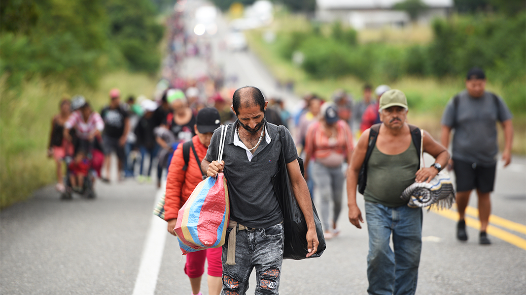 Сотни нелегальных мигрантов прорвались из Мексики в США