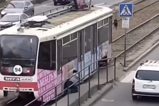 В Улан-Удэ пассажир упал под трамвай, выжил и попал на видео