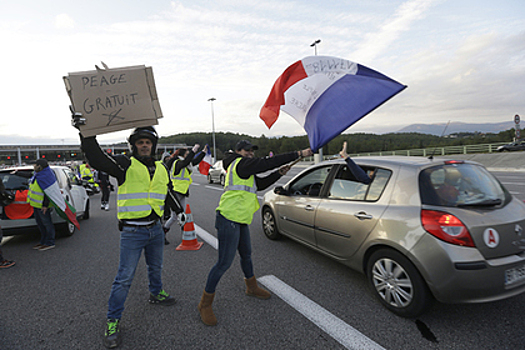 Более 500 французов оказались в больницах из-за подорожавшего бензина