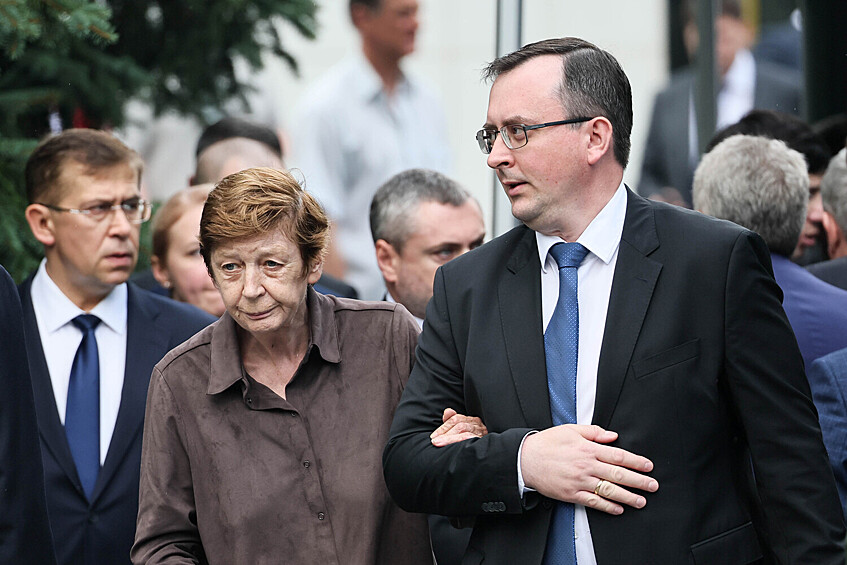 Помощник президента РФ, начальник государственно-правового управления президента РФ Лариса Брычева на церемонии прощания с председателем Верховного суда РФ Ириной Подносовой в траурном зале ЦКБ Управления делами президента РФ в Москве, 24 июля 2025 года