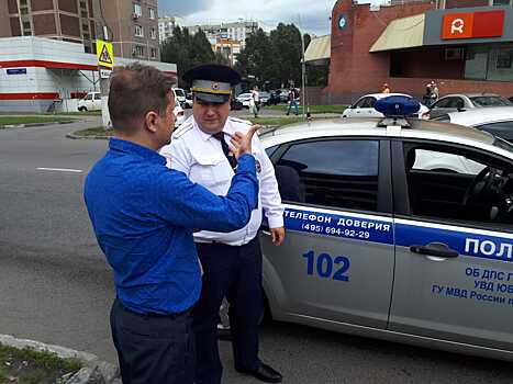 Инспекторы ДПС проверили водителей в районе Марьино на соблюдение правил парковки