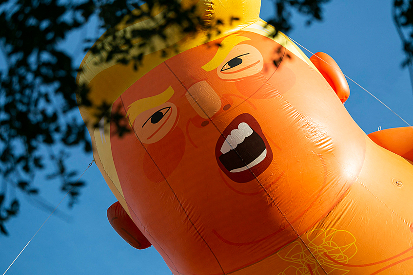 Впервые в небо Лондона надувную фигуру запустили в 2018 году в знак протеста против визита Трампа в Соединенное Королевство.