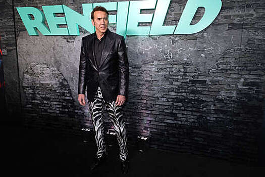 59-летний Николас Кейдж вышел в свет в обтягивающих брюках с принтом под зебру