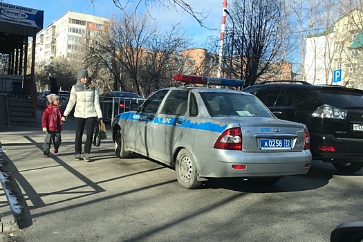 «Я паркуюсь, как...»: патрульный автомобиль ДПС на тротуаре на Немцова и машины, брошенные на газонах