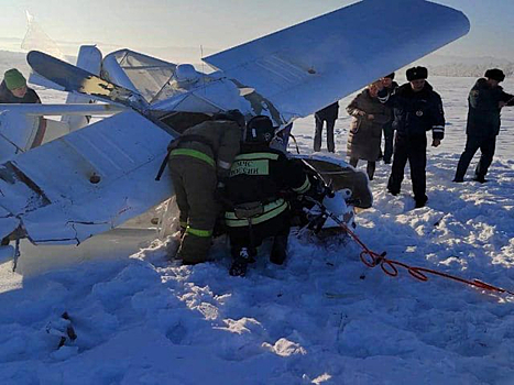 Легкомоторный самолет рухнул на аэродроме в Алтайском крае