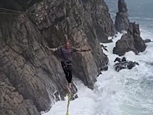 Россиянин прошелся по канату над бушующим морем