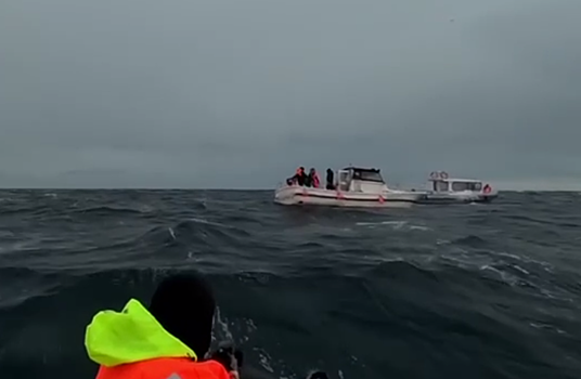 Семерых туристов из Петербурга и Ленобласти, застрявших на катере в Баренцевом море, эвакуировали на сушу - видео