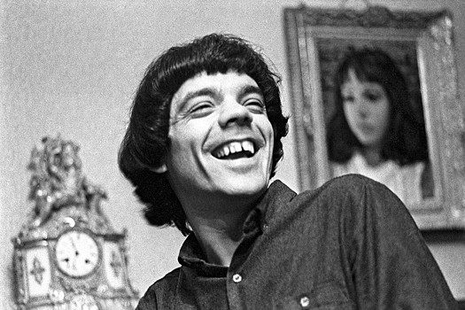 У издательства «Бомбора» вышла книга Константина Райкина «Школа удивления. Дневник ученика»