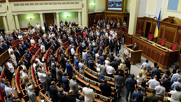 Депутаты Верховной рады удвоили себе зарплаты и осудили их