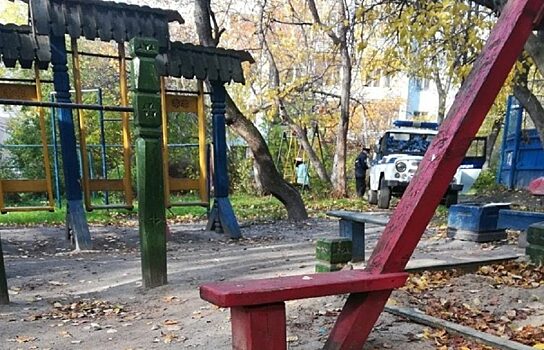 В Екатеринбурге на детской площадке нашли повешенной женщину
