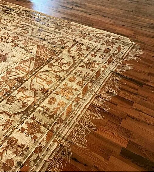  Узор коврика, вырезанный на деревянном полу