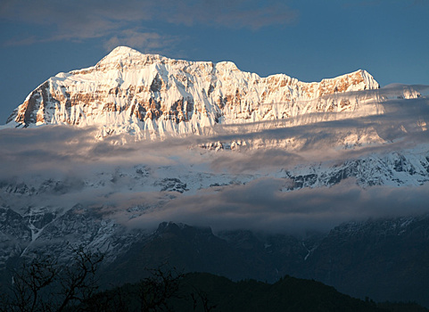 Девять альпинистов стали жертвами схода лавины в Гималаях