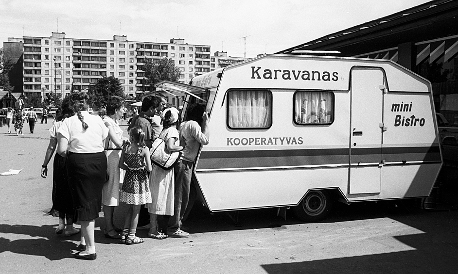 Машина кооператива "Караванс" на одной из улиц Вильнюса, 1988 год