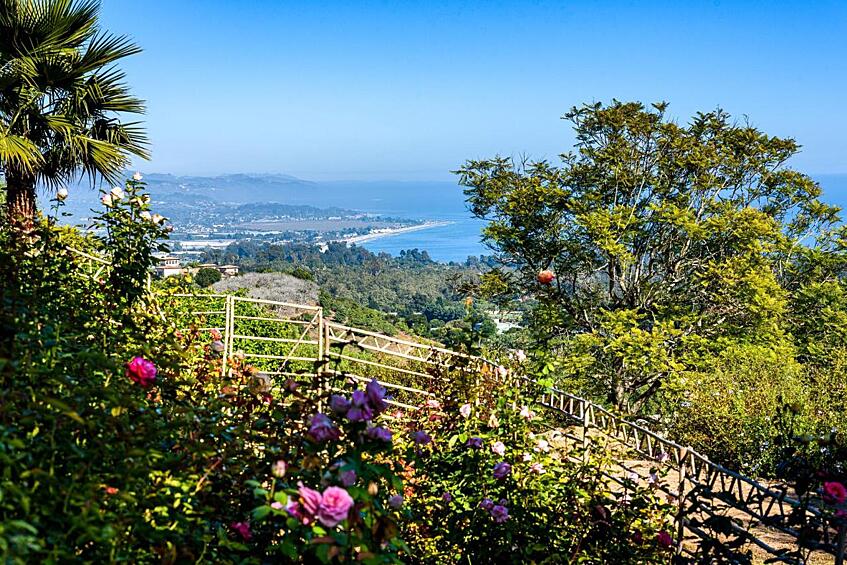С вершины открывается панорамный вид на хребет Санта-Инез и побережье.
