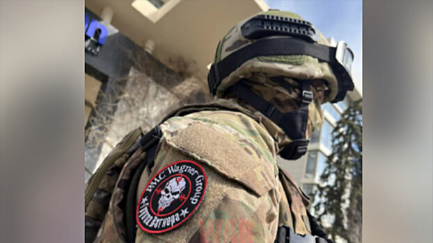 Wargonzo сообщают об обнаружении бойца ЧВК «Вагнера» у экс-штаба ОБСЕ в Донецке