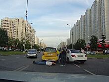 Потасовка устроивших ДТП водителей в Москве попала на видеорегистратор
