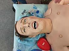 Как спасти жизнь за пять шагов: безногий манекен на ВЭФ натренировал желающих