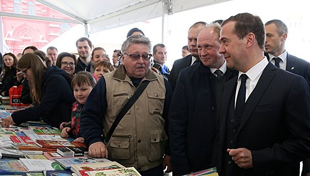 Медведев подписал концепцию по развитию детского и юношеского чтения