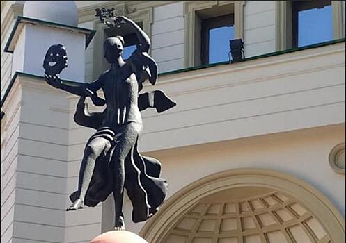 Карательная реставрация: в Нижнем Новгороде рабочие испортили статую Музы у Театра комедии