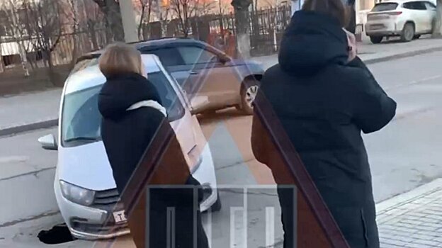 На ул. Максима Горького «Лада-Гранта» начала уходить под землю