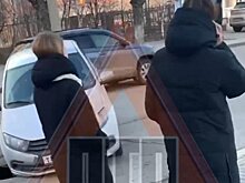 На ул. Максима Горького «Лада-Гранта» начала уходить под землю