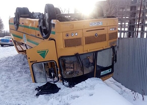 Автобус с пассажирами опрокинулся в Казахстане