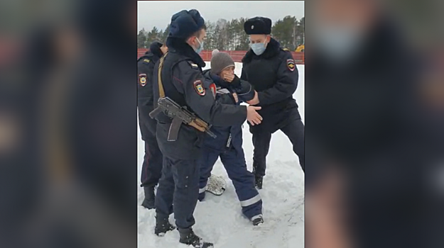 В Кубинке полицейские с автоматами охраняют создаваемый на особо ценных землях карьер и задерживают всех несогласных