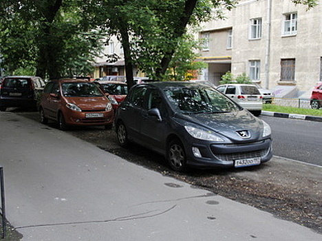 За парковку на газонах введут новый единый штраф