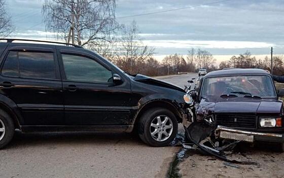 В Кадоме владелец Mercedes потерял управление и врезался в «семёрку»