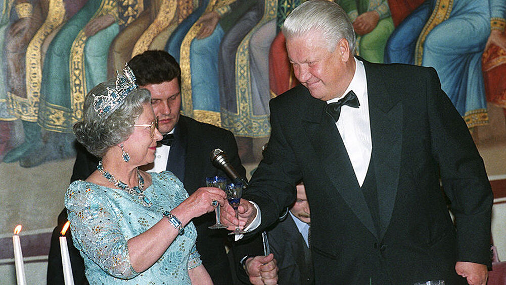 Елизавета II и Борис Ельцин во время официального обеда в Грановитой палате Кремля, 1994 год