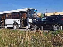 Автобус столкнулся с «паркетником» в Дзержинске: пострадали два человека