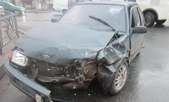 В Кирове столкнулись «ВАЗ» и «Мерседес»