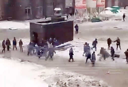 Массовая драка трудовых мигрантов в Москве попала на видео