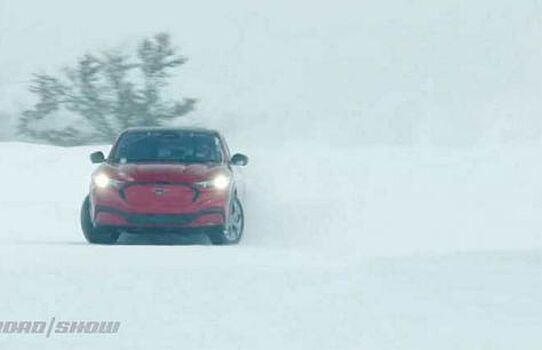 Ford Mustang Mach-E показал дрифт на снегу