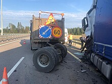 В Тверской области фура врезалась в дорожную технику