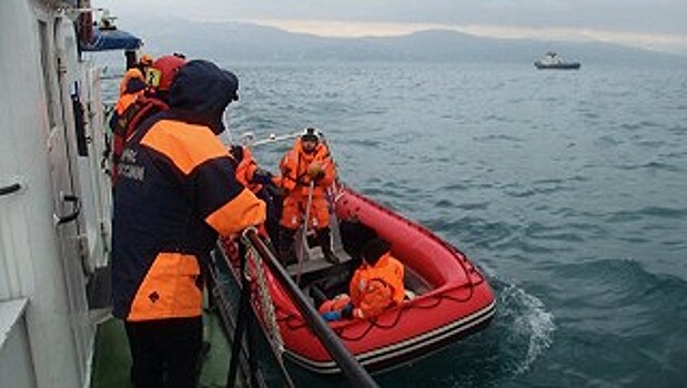 Найденный черный ящик Ту-154 подняли из воды