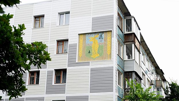 Мозаику советского герба Вологды сохранили на фасаде дома на ул. Герцена