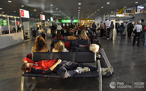 В СПЧ назвали неуважением к пассажирам запрет лежать в аэропортах