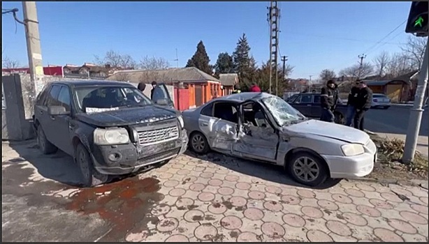 В Батайске из-за столкновения двух машин пострадал пешеход