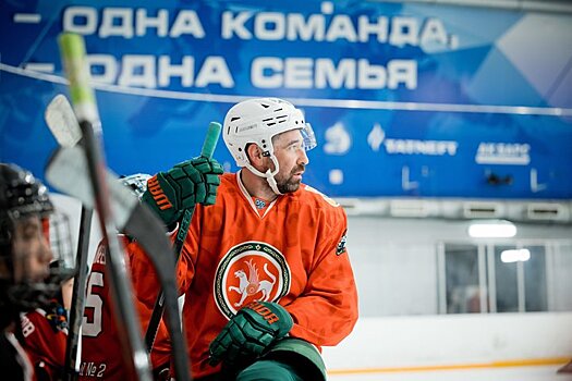 Данис Зарипов и Илья Вольфсон сыграли в хоккей с детским клубом "Дизель" из Луганска