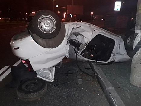 Перевернулся и влетел в столб: в Тольятти молодой водитель устроил жесткую аварию