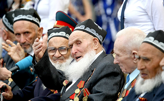 В Душанбе ветераны Великой Отечественной войны получили помощь от правительства Москвы